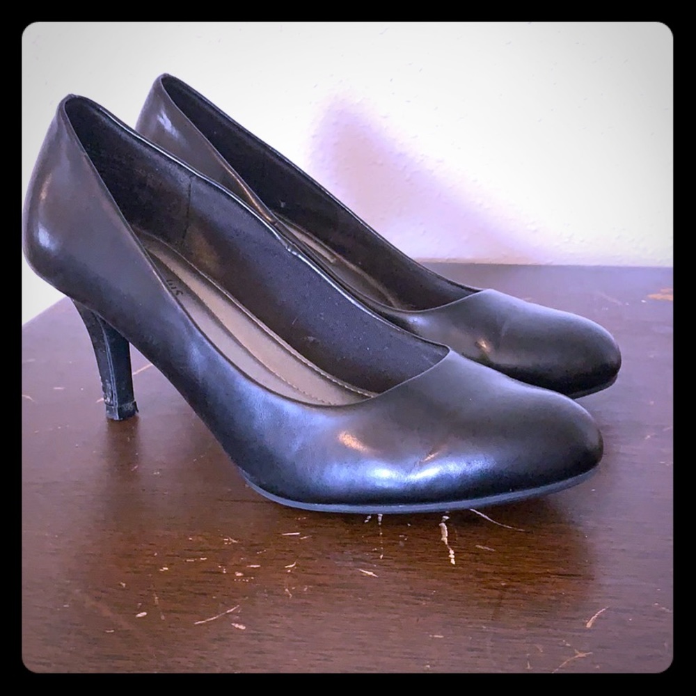 Black pumps